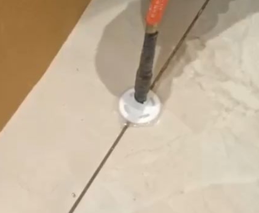 桑珠孜瓷砖空鼓维修公司专业解答瓷砖在铺贴过程中，如果没有涂抹均匀到位的粘结材料（如水泥砂浆或瓷砖胶），可能会导致以下问题