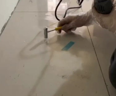 桑珠孜瓷砖开裂维修公司专业分享瓷砖在铺贴前如果没有沥干水分，将会导致以下问题